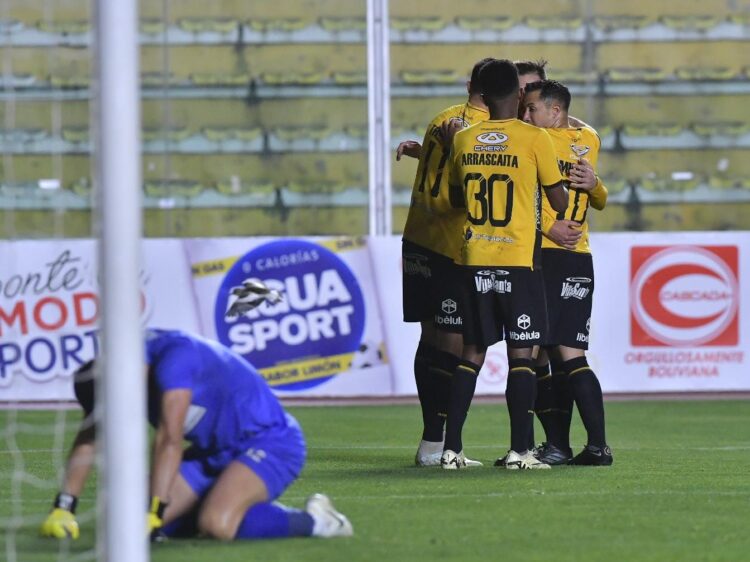 Los atigrados felicitan a Ortega por su gol