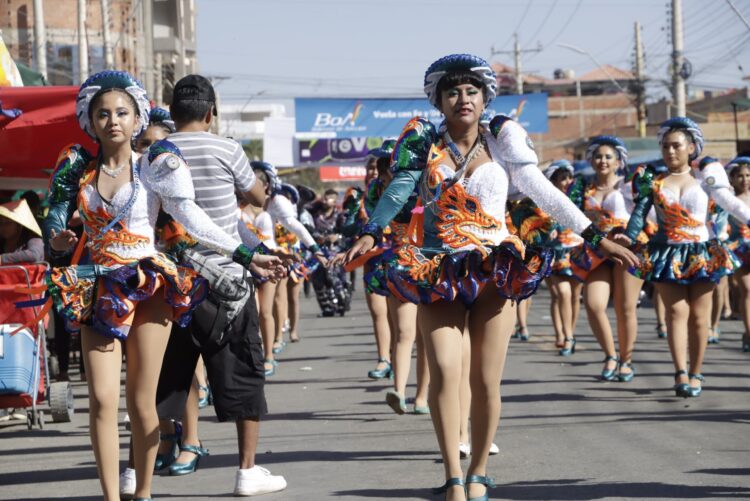 La entrada folklórica en honor a la Virgen de Urcupiña toma Quillacollo