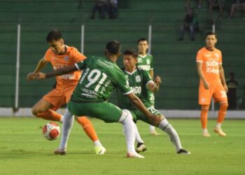 Oriente Petrolero se perjudica con el empate ante Royal Pari (0-0)