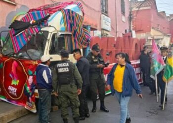 Cinco personas resultaron heridas tras accidentarse un carro alegórico