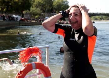 La alcaldesa de París se baña por fin en el Sena a nueve días de los Juegos