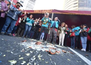 Arias inaugura el asfaltado de la avenida Arce