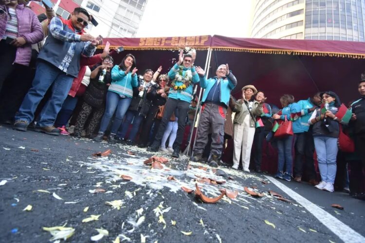 Arias inaugura el asfaltado de la avenida Arce