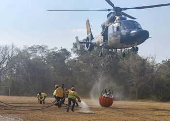Con sobrevuelo y redistribución de bomberos, se ajusta la estrategia contra los incendios