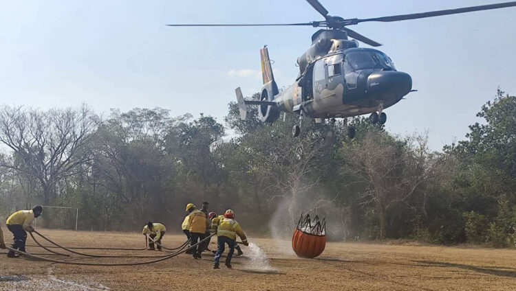 Con sobrevuelo y redistribución de bomberos, se ajusta la estrategia contra los incendios