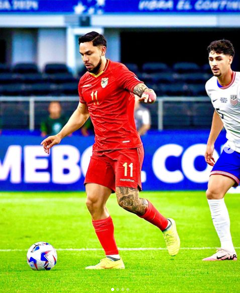 Algarañaz, con el balón, en la selección boliviana