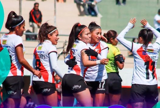 Las jugadoras de Always Ready celebran uno de sus goles del triunfo.