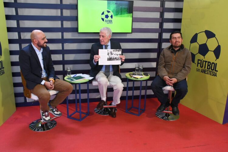 El comunicador deportivo Rodrigo Reyes (izq.), el periodista argentino Jorge Barraza, y Oswaldo Calatayud, codirector de la Biblioteca Stronguista.