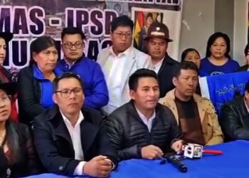 Gualberto Arispe, del ala evista del MAS, en conferencia de prensa en Sucre.
