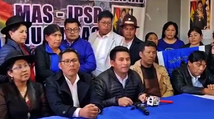Gualberto Arispe, del ala evista del MAS, en conferencia de prensa en Sucre.