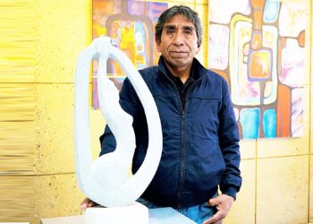 El escultor Jorge Aranda Poma junto a una de sus figuras plásticas.