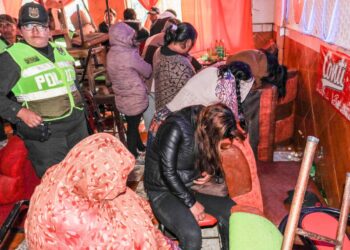 Hallan a 23 personas en un bar ’24 horas’ de El Alto, entre ellas dos embarazadas