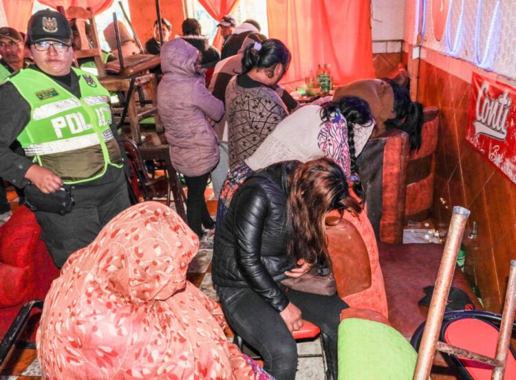 Hallan a 23 personas en un bar ’24 horas’ de El Alto, entre ellas dos embarazadas