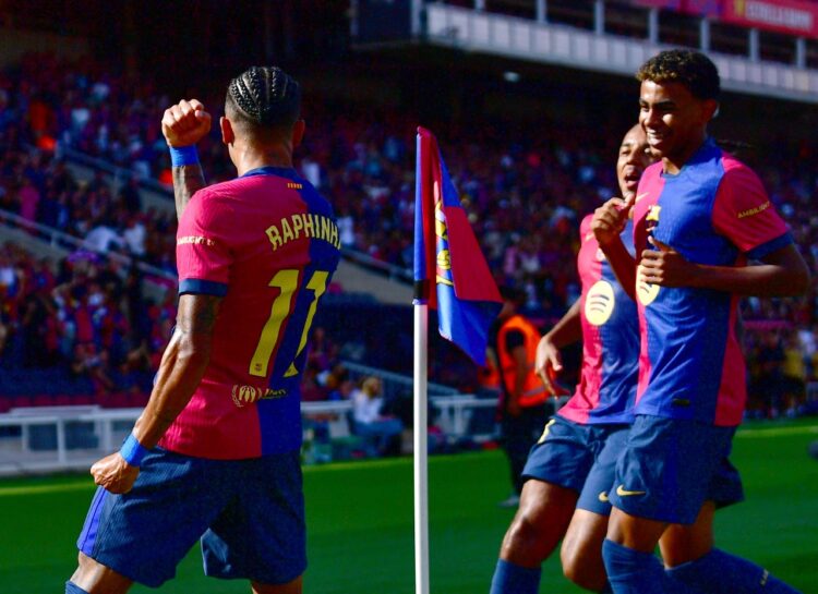 Raphinha celebra su gol con sus compañeros de Barcelona