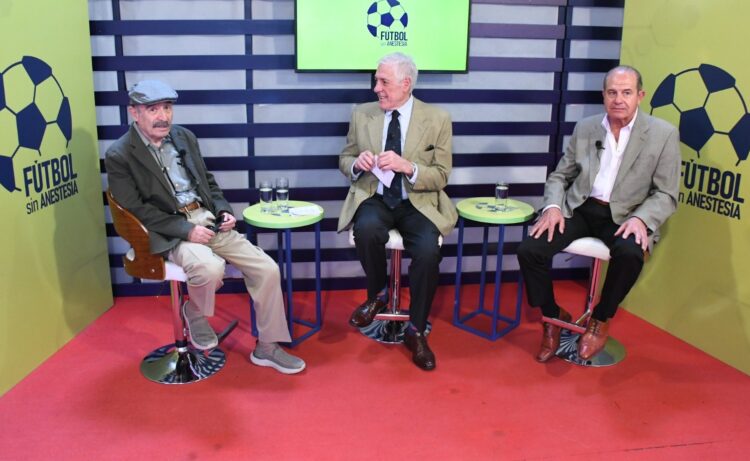Los exdirigentes Guido Loayza y Sergio Asbún junto al periodista Jorge Barraza en el set televisivo de La Razón en Auquisamaña