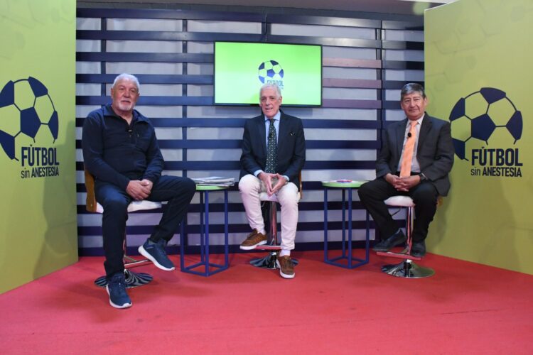 Oscar Sanz (izq.), Jorge Barraza y Ramiro Camacho en el set televisivo de La Razón.