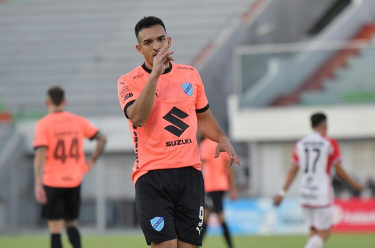 El delantero paraguayo Alfio Ovidio Oviedo celebra su gol en el Félix Capriles.