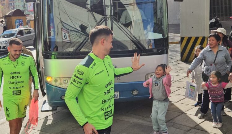El guardameta Guillermo Viscarra responde al saludo y aliento de una niña en afueras del Hernando Siles.