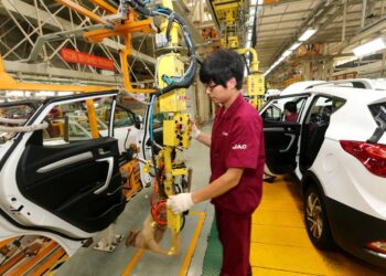 El alcalde de Cochabamba viajó a China para analizar la posibilidad de traer vehículos eléctricos.