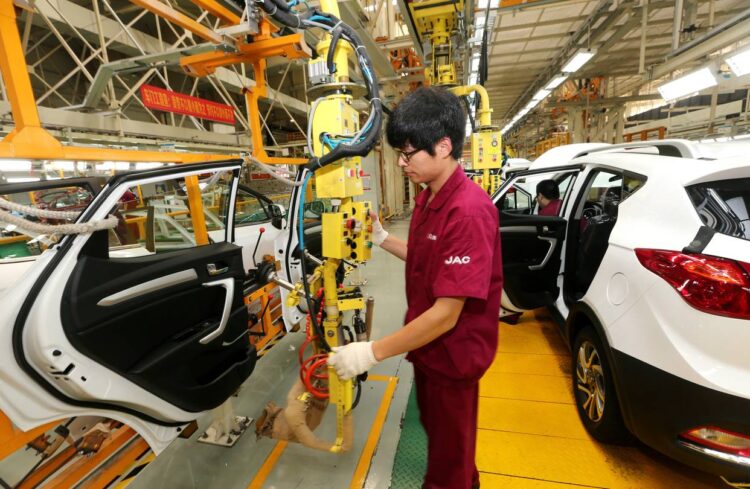 El alcalde de Cochabamba viajó a China para analizar la posibilidad de traer vehículos eléctricos.