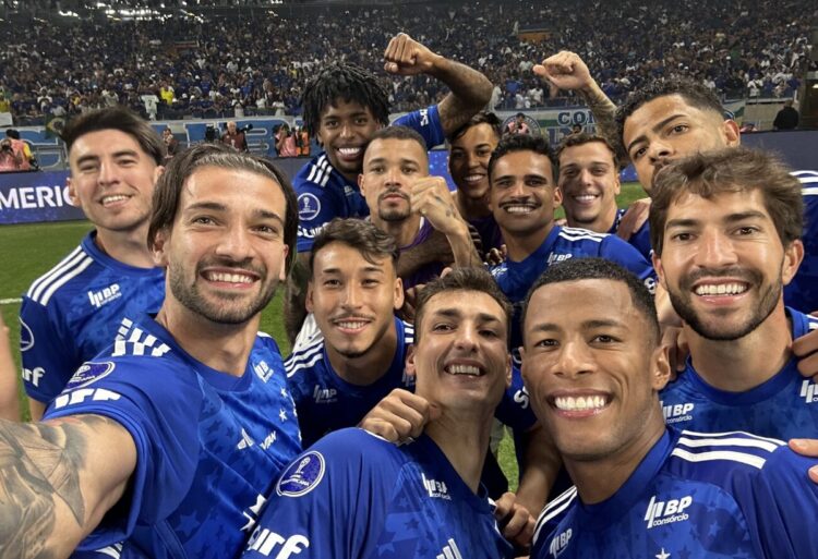 Los jugadores de Cruzeiro celebran con una selfie la clasificación a cuartos