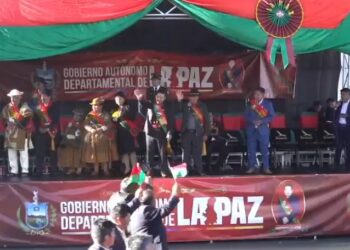 El centro paceño colapsa con dos desfiles simultáneos