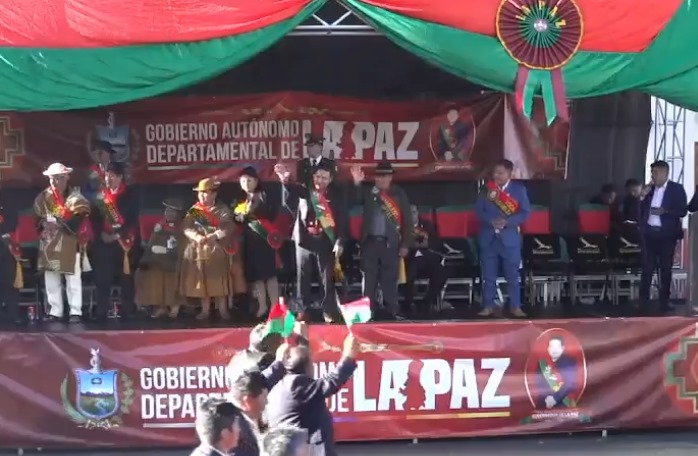 El centro paceño colapsa con dos desfiles simultáneos