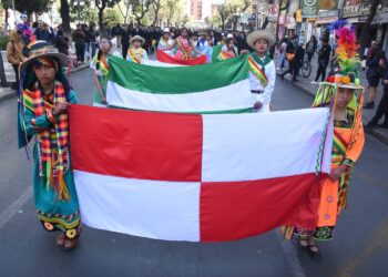 La Paz y El Alto festejan a la patria con desfiles