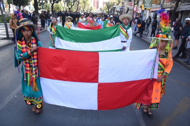 La Paz y El Alto festejan a la patria con desfiles