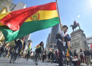 Los estudiantes rinden homenaje al Día de la Bandera en las calles
