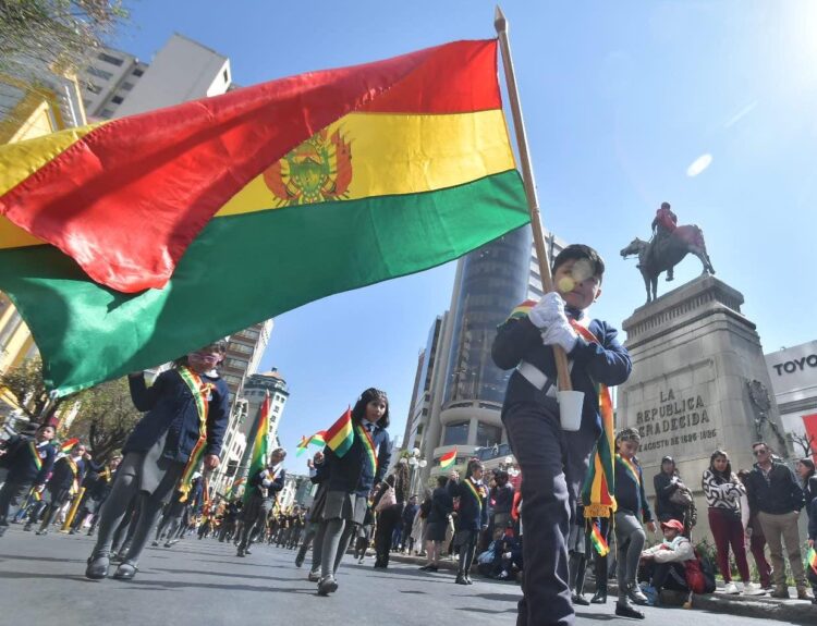 Los estudiantes rinden homenaje al Día de la Bandera en las calles