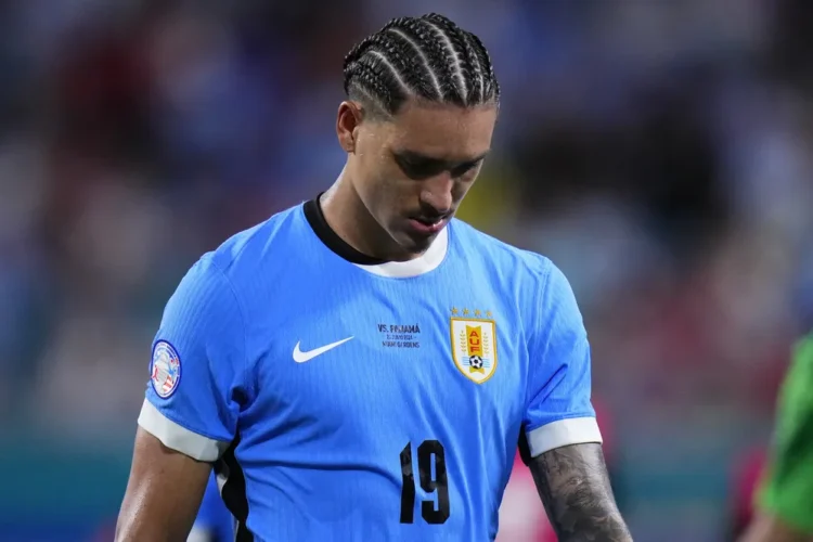 El delantero uruguayo Darwin Núñez se retira de la cancha cabizbajo, es quien más dura sanción sufrió.