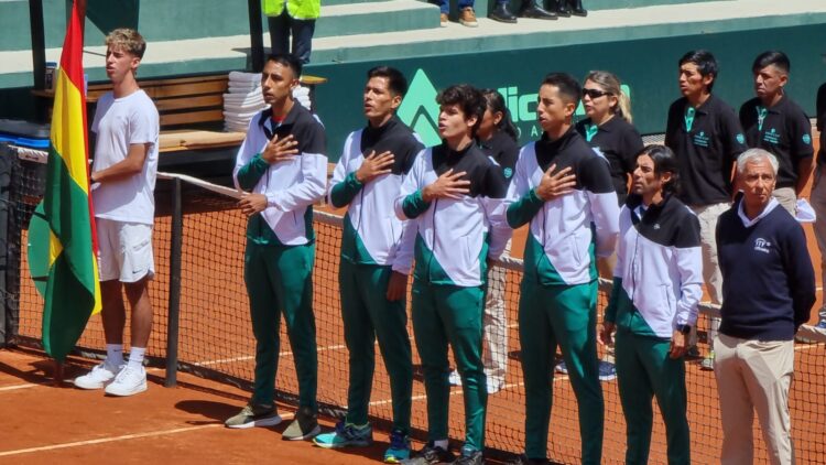 El equipo de tenis entona el Himno a Bolivia en un torneo anterior