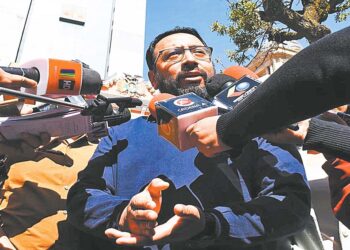 El delegado del MAS ante el TSE, Diego Jiménez, brinda una conferencia de prensa.