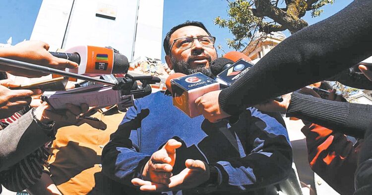 El delegado del MAS ante el TSE, Diego Jiménez, brinda una conferencia de prensa.