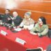 La Sala Plena del TSE, a la cabeza de su presidente Óscar Hassenteufel, brinda una conferencia.