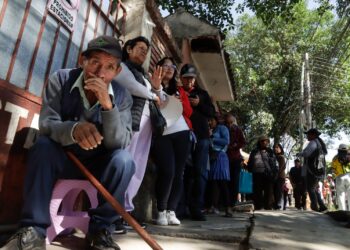 Largas filas se han formado en los puntos de empadronamiento en los últimos días.