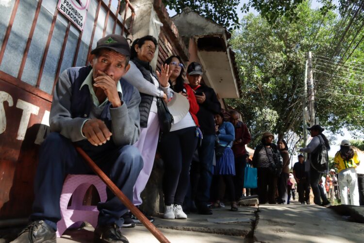 Largas filas se han formado en los puntos de empadronamiento en los últimos días.