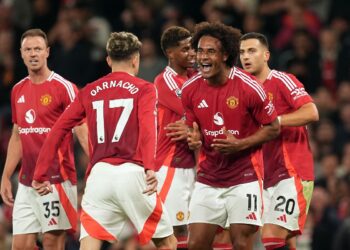 Zirkzee debuta dando el triunfo al Manchester United ante el Fulham
