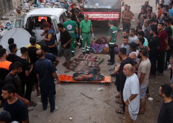 Autoridades de Gaza reportan más de 90 muertos por bombardeos israelíes contra una escuela