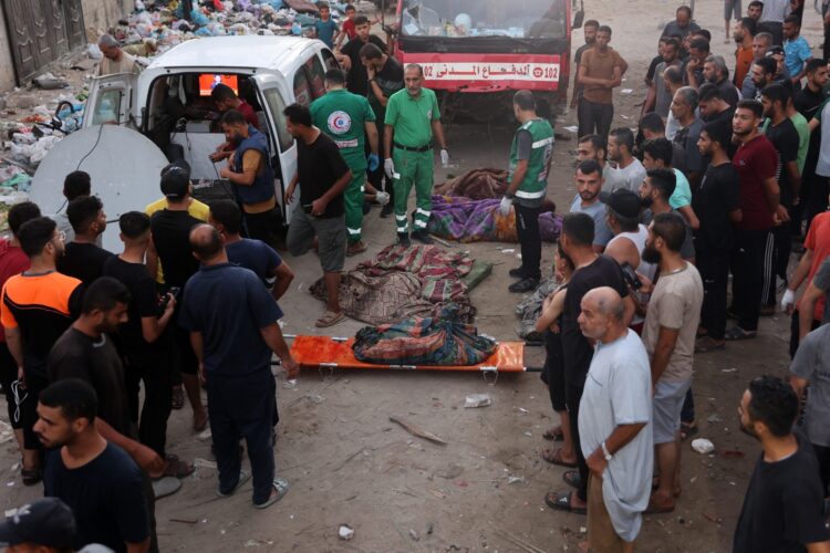 Autoridades de Gaza reportan más de 90 muertos por bombardeos israelíes contra una escuela