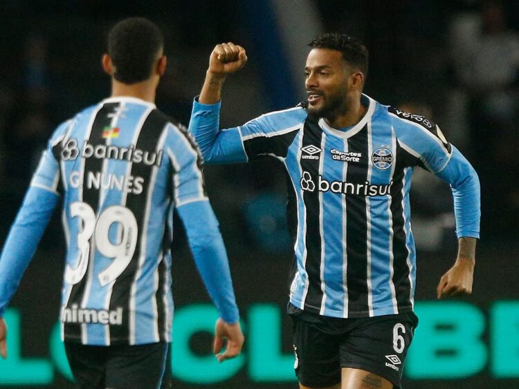 El jugador del Gremio, Reinaldo, festeja uno de sus goles