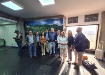 Derecha española denuncia retención de parlamentarios que viajaron a Venezuela por elecciones