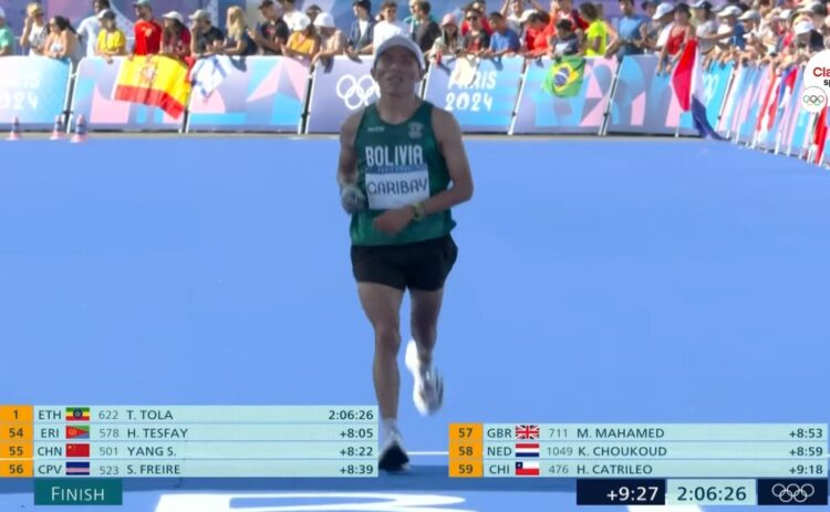 Momento en el que Héctor Garibay supera la meta de los 42 kilómetros en París