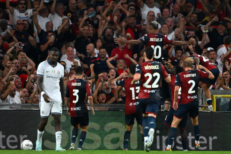 Los jugadores del Genoa festejan el empate ante el Inter