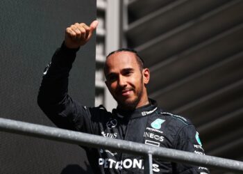 Hamilton gana GP de Bélgica de F1 tras la descalificación de su compañero Russell