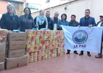 Bolivia entregó donaciones de leche y material escolar para niño de Cuba.