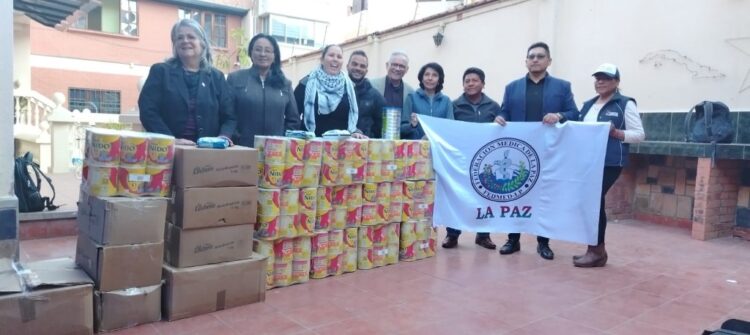 Bolivia entregó donaciones de leche y material escolar para niño de Cuba.