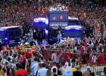 Miles y miles de aficionados vitorean a la selección española en Madrid
