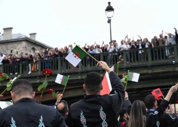 La delegación de Argelia lanza rosas al Sena en homenaje a represaliados en 1961